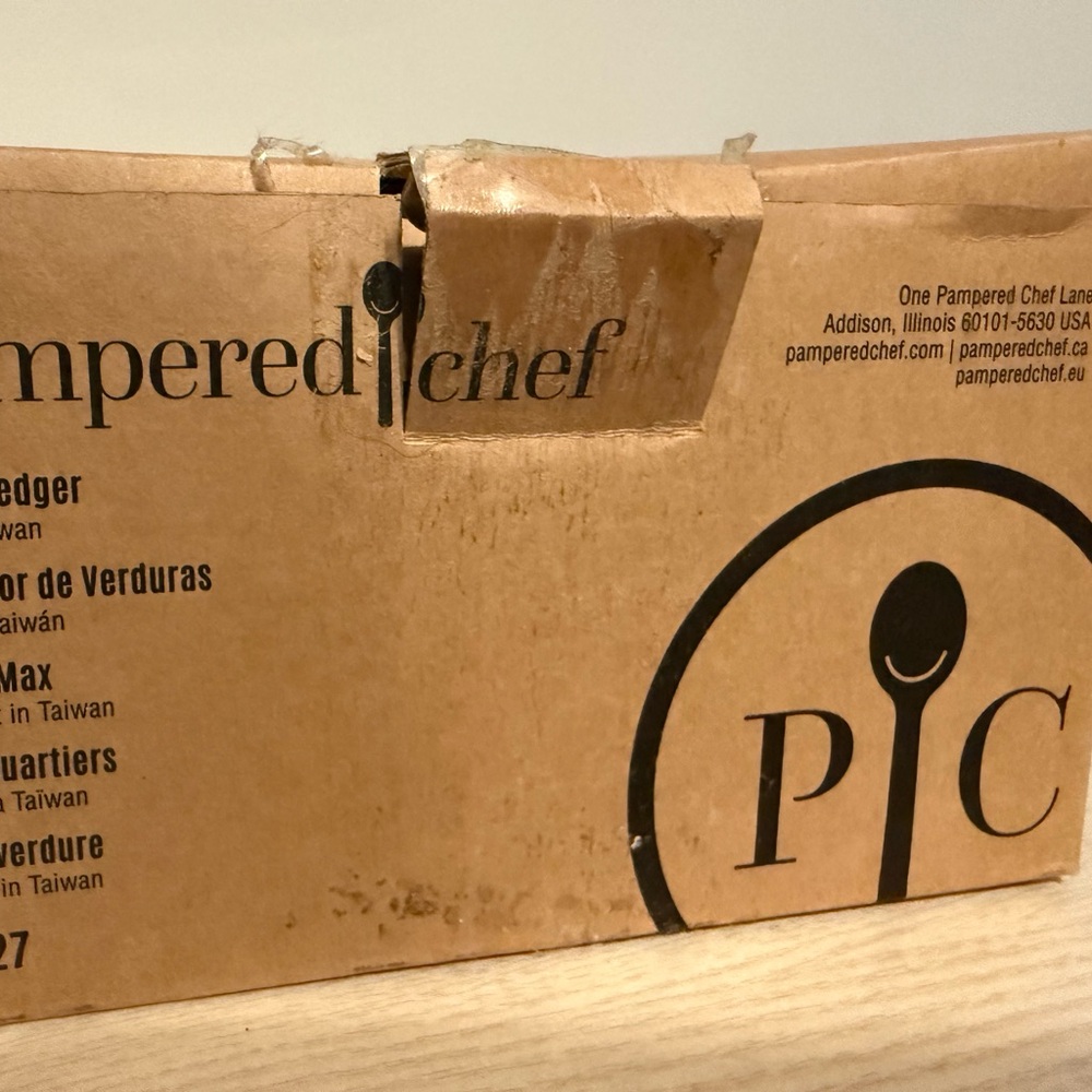 Pampered Chef Veggie Wedger with Gray Accents